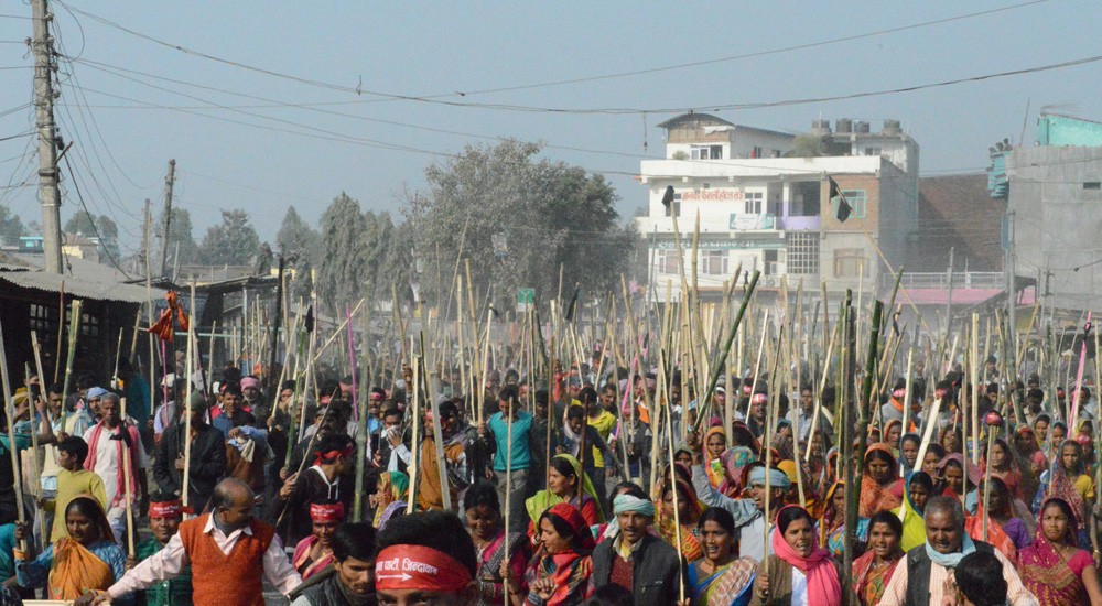 एमाले सांसदमाथि मोर्चाका कार्यकर्ताद्वारा ढुंगा प्रहार, एमालेको अभियानविरुद्ध लाठी जुलुस् निकाल्ने तयारी