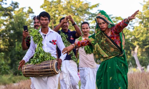 थारूको दसैं, जहाँ मादल बजाएर देउता जगाइन्छ