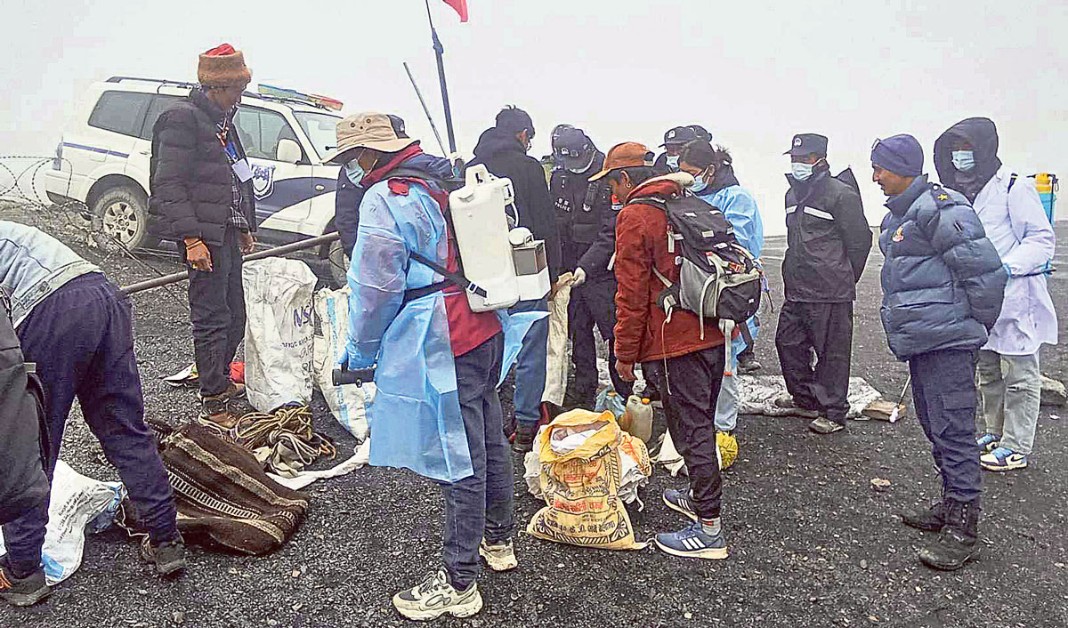 चिनियाँ बजारमा नेपालीमाथि दुर्व्यवहार